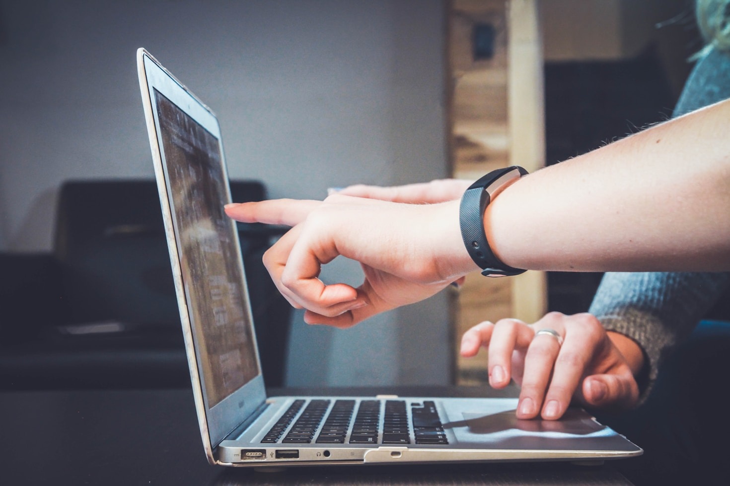 How Contract-to-Close Services Save Time for Agents